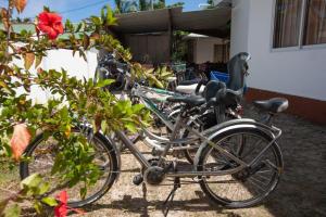 拉迪格岛凯歌咖瑟达尼别墅酒店的停在大楼旁边的一群自行车