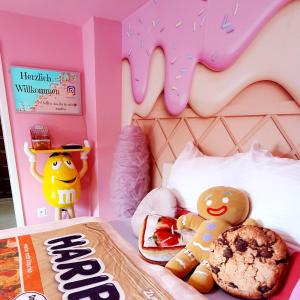 盖尔森基兴Candypartment Sweets 'n Sleep的一间卧室配有一个Hello风筝床,上面有一条甜甜圈