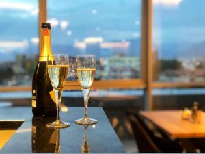 地拉那Granda Hotel的一瓶香槟和一张桌子上的两杯酒