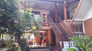 沙美岛巴巴多斯泰莱斯度假酒店的前面有楼梯和鲜花的房子