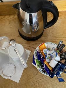 Cardiff Sandringham Hotel的咖啡和沏茶工具