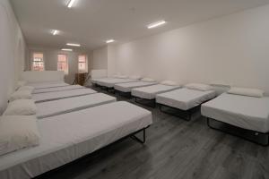 布里斯托Harbourside Hostel Bristol的一张带白色床垫的房间里的床