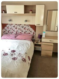圣伦纳兹Oakdene Forest Park Violet 1的一间卧室配有一张床和镜子