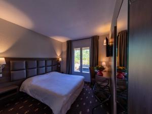 维列莫尔贡Logis Noemys Morgon的酒店客房设有床和窗户。