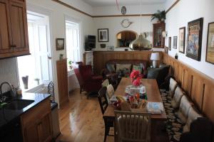 金瓦拉Johnston House: Historic Village Retreat的厨房以及带桌子的客厅。