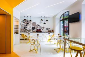 日内瓦VISIONAPARTMENTS Geneva Mont-Blanc的用餐室设有黄色的椅子和桌子