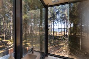 科特卡Santalahti Resort Cottages & Villas的一间带水槽和大窗户的浴室