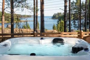 科特卡Santalahti Resort Cottages & Villas的享有水景的浴缸