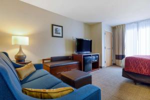 Comfort Suites Fultondale I-65 near I-22的休息区