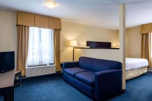 甘德甘德康福特茵酒店的酒店客房设有一张沙发和一张床