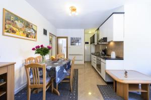 杜布罗夫尼克Apartment Tija的厨房以及带桌椅的用餐室。