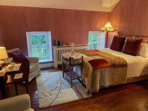 KillinaghBarnabrow Country House的一间卧室配有一张床、一张桌子和一张沙发