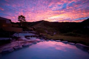 嬬恋村万座王子酒店的日落时分在度假村的游泳池上