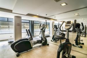 坎帕斯蒂利亚诺蒂卡酒店的大楼内带跑步机和椭圆机的健身房