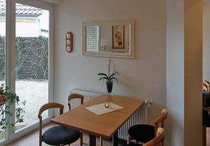 巴特嫩多夫Hotel Deisterblick的一间带木桌和椅子的用餐室