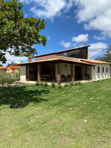 阿雷亚Casa de Campo em cond Villas de Areia prox engenho的前面有草地的房子