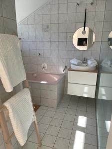 RattingNaturpark Appartment的一间带粉色浴缸和水槽的浴室