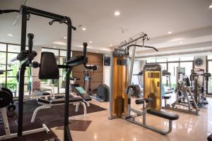 尖竹汶Maneechan Resort - SHA Extra Plus的健身房设有数台跑步机和有氧运动器材