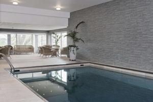 诺尔雪平斯堪迪克诺尔雪诺德酒店的一座砖墙房子中的游泳池