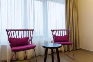 纳尔维克纳尔维克斯堪迪克酒店的窗前的两把椅子和一张桌子