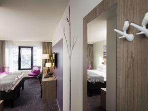 纳尔维克纳尔维克斯堪迪克酒店的酒店客房,设有两张床和镜子