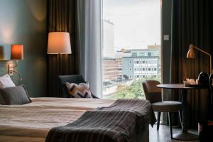 斯德哥尔摩斯堪迪克的酒店客房设有床和窗户。