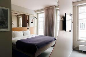 斯德哥尔摩斯堪第53号酒店的酒店客房,配有床和镜子