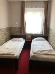 塞格德默苏利塞拉谢丽旅馆的带窗户的客房内设有两张单人床。