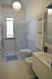 圣玛格丽塔-利古雷Sunrise Apartment的浴室配有卫生间、盥洗盆和淋浴。