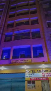 累西腓Hotel América的建筑的侧面有蓝色的灯光