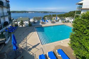 Lake Ozark Waterfront Condo with Access to 2 Pools内部或周边的泳池