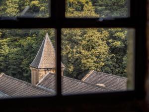 BarkislandBowers Mill Aparthotel的从窗户可欣赏到教堂的景色