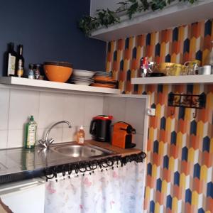 马赛LE LOGIS DU PALAIS的厨房配有水槽和台面