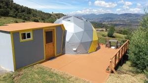 苏埃斯卡Glamping Altos de Quiluva的田野顶部有帐篷的建筑