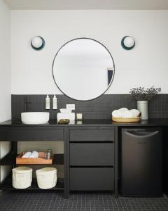 CalabogieSomewhere Inn Calabogie的浴室设有黑色梳妆台和镜子
