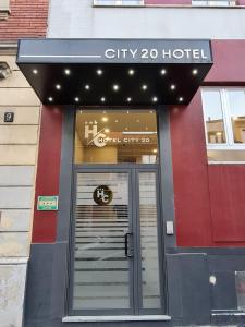 米兰hotel city 20的建筑门上的城市酒店标志