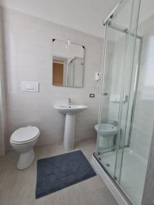 米兰hotel city 20的浴室配有卫生间、盥洗盆和淋浴。