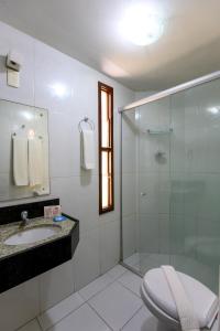 纳塔尔Rede Andrade Bello Mare的带淋浴、卫生间和盥洗盆的浴室