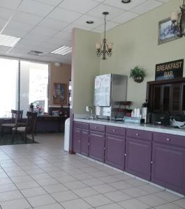 俄克拉何马城OK Hotel的一间快餐店,配有紫色橱柜和柜台