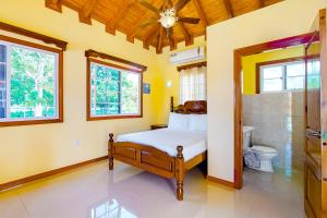 丹格里加FLA at Hummingbird Estate Gold Standard Certified的一间卧室设有一张床、一个卫生间和窗户。