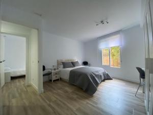 瓦伦西亚Cozy flat in La Petxina B的白色的卧室设有床和窗户