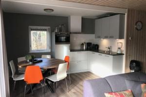 巴勒姆Secluded Holiday Home in Ballum Frisian Islands的厨房以及带桌椅的用餐室。