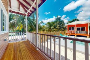 丹格里加Came at Hummingbird Estate Gold Standard Certified的带阳台的度假屋,带游泳池和房屋