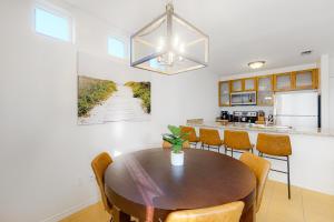 南帕诸岛Star Beach Side Condominiums #105的一间带桌椅的用餐室