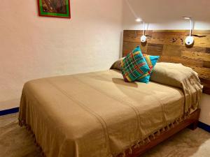 萨尤利塔Aurinko Bungalows的一间卧室配有一张带两个枕头的床
