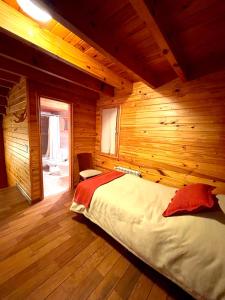 圣马丁德洛斯Apart Quillen 1的小木屋内一间卧室,配有一张床