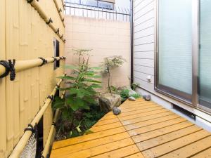京都Woman Only Guesthouse Nanohana (Female only)的门廊铺有木地板,设有窗户。