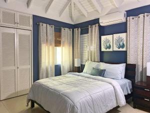 Jamnick Vacation Rentals - Richmond, St Ann, Jamaica客房内的一张或多张床位