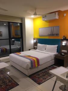 海得拉巴Hotel White Fields Hitec City, Hyderabad的一间卧室,卧室内配有一张大床