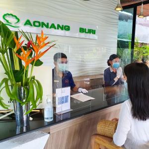 奥南海滩Aonang Buri Resort- SHA Extra Plus的两人在餐厅戴面具